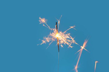 Mavi arka planda güzel bir Noel maytap