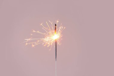 Gri arka planda güzel bir Noel maytap