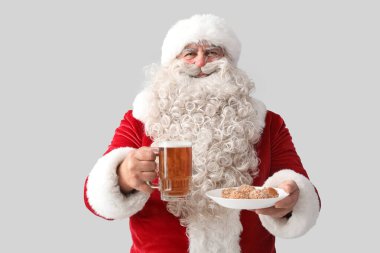 Tatlı falafel köfteli Noel Baba ve beyaz arka planda bir kupa bira.