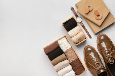 Şık ayakkabılı basit renkli çoraplar, beyaz arka planda kol saati ve aksesuarlar.