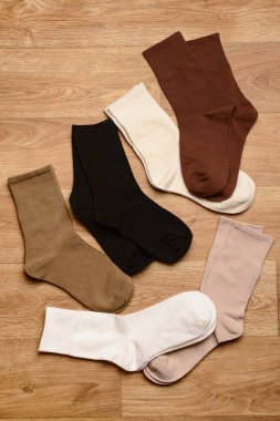 Ahşap arka planda farklı renklerde çoraplar.