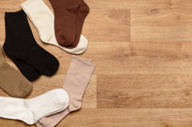 Ahşap arka planda farklı renklerde çoraplar.