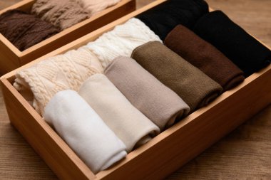 Ahşap arka planda temel renk çoraplı kutular