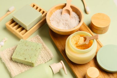 Yeşil zemin üzerinde kozmetik ürünler seti