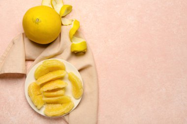 Pembe arka planda taze nane aromalı bir tabak.