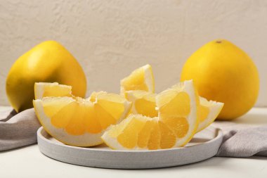 Hafif arkaplanda tatlı pul dilimleri ile tabak