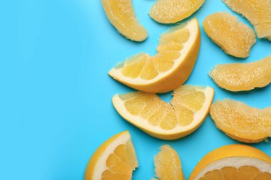 Mavi arka planda dilimler ve parçalar var.