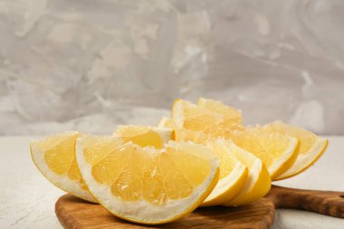 Tahta tahta tahta, beyaz masa üzerinde olgun dilimler.