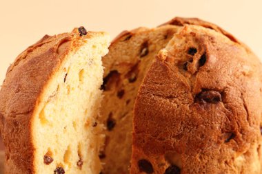 Bej arkaplanda Panettone 'u kes, kapat