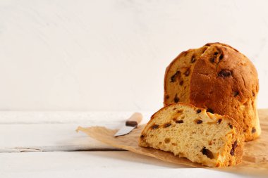 Beyaz arkaplandaki parşömen üzerindeki Panettone 'u kes