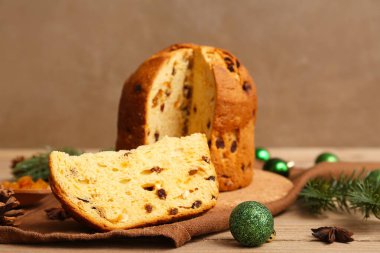 Panettone 'u Noel süsü ve ahşap masa peçetesiyle kes