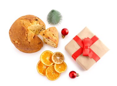 Panettone 'u Noel toplarıyla kes, kurutulmuş portakal dilimleri ve beyaz arka planda hediye kutusu