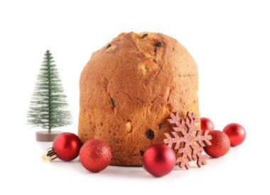 Noel ağacı oyuncağı ve beyaz arka planda topları olan Lezzetli Panettone