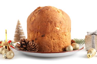 Lezzetli Panettone tabağı ve beyaz arka planda Noel dekoru