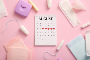 Pembe arka planda pedli, tamponlu ve fincanlı adet takvimi