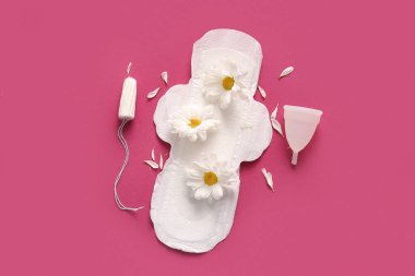 Renkli tampon, fincan ve papatya çiçekli regl yastığı