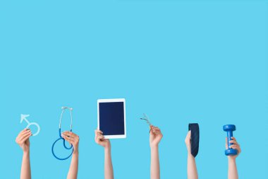 Erkek işareti olan kadın eller, tablet bilgisayar, mavi arka planda kravat ve dambıl. Prostat kanseri kavramı