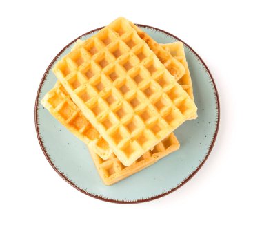 Beyaz arka planda lezzetli Belçika waffle 'ları olan tabak.