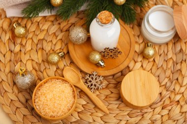 Hasır üzerinde Noel dekoru olan kozmetik ürünleri