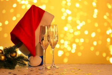 Bulanık ışıklara karşı bir şişe şampanya ve Noel süsü.