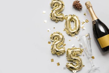Beyaz arka planda şampanya, cam ve Noel dekoru olan balonlardan yapılmış 2025 model.