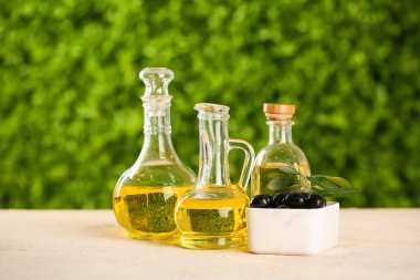 Dışarıdaki beyaz masada süprüntüler ve bir şişe taze zeytinyağı.