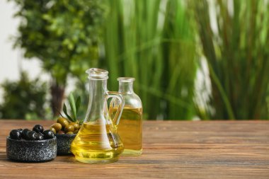 Ahşap masadaki zeytinler bulanık arka planda