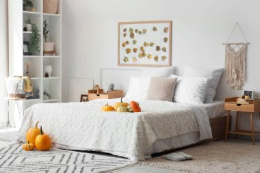 Balkabakları ve sonbahar yapraklarıyla aydınlık yatak odasının içi