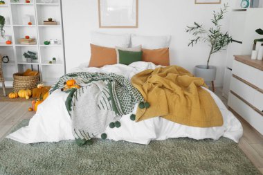 Raflar ve balkabaklarıyla aydınlık yatak odasının içinde.