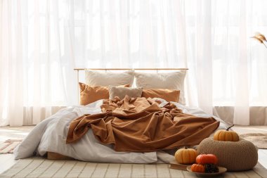 Penceresi, kabağı ve kabağı olan hafif yatak odasının içi.