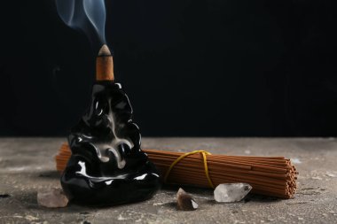 Koyu arkaplanda farklı tütsü ve kristaller