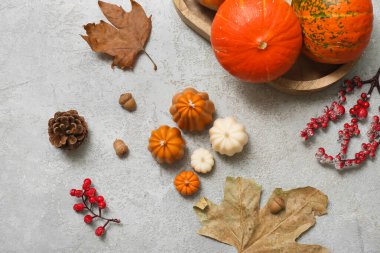 Farklı mumlar, balkabakları ve grunge arkaplanda sonbahar dekoru olan kompozisyon