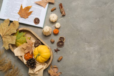 Grunge arka planında mumlar, kitap ve sonbahar yaprakları ile sonbahar kompozisyonu