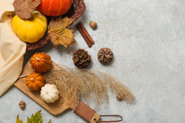 Mumlar, balkabakları ve grunge arka planında sonbahar dekoru olan güzel kompozisyon