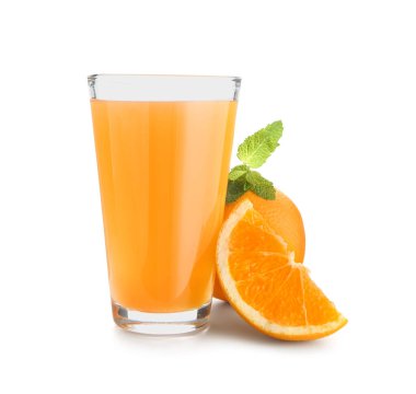 Taze portakallı bir bardak meyve suyu ve beyaz arka planda nane yaprakları.