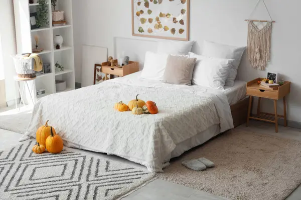 Balkabakları ve sonbahar yapraklarıyla aydınlık yatak odasının içi