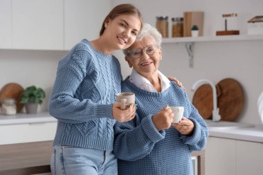 Mutlu son sınıf öğrencisi ve torunu evde çay içerken.