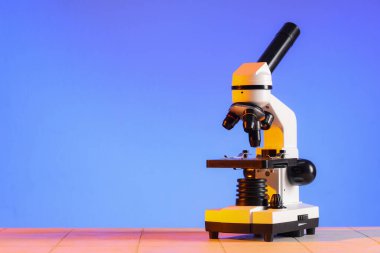 Beyaz fayans üzerinde modern mikroskop