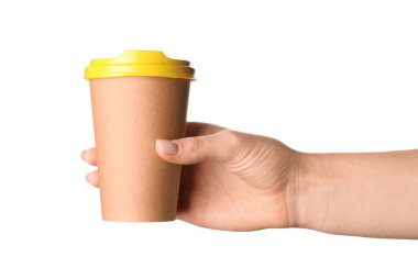 Beyaz arka planda kağıt kahve bardağını tutan kadın.