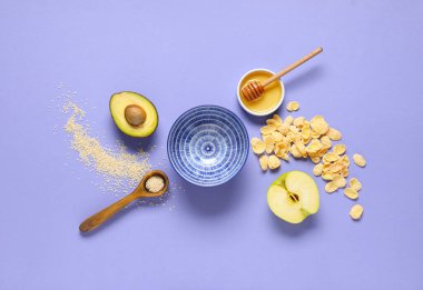 Mısır gevreği, elma, avokado ve bal ile nefis bir kahvaltı.