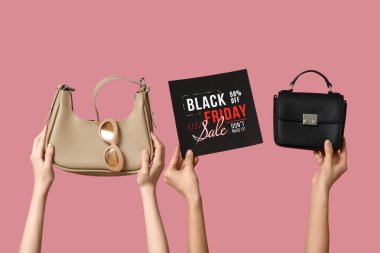 Pembe arka planda çantalı ve güneş gözlüklü eller. Kara Cuma indirimi