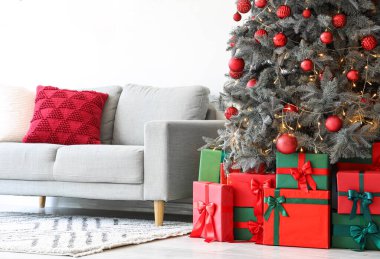 Festival salonundaki Noel ağacının altında hediye kutuları.