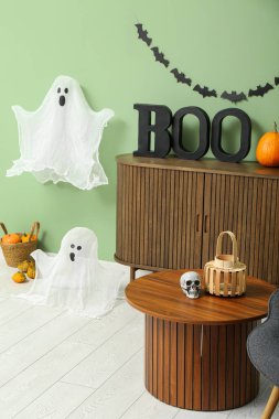 Cadılar Bayramı için klozet ve masa ile dekore edilmiş oturma odasının içi.