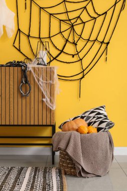 Cadılar Bayramı balkabağı, yastık ve ekoseli sepet.