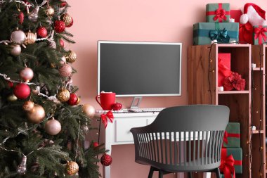 İş yeri, bilgisayar monitörü ve Noel hediyeleriyle ofis içi