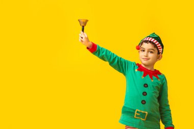 Sarı arka planda Noel çanı olan şirin küçük bir elf.