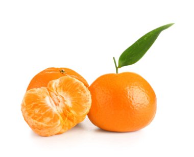 Beyaz arka planda yaprağı olan tatlı mandalinalar