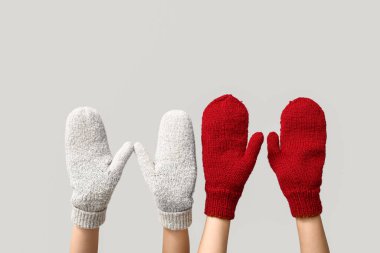 Gri arkaplanda sıcak eldivenler.