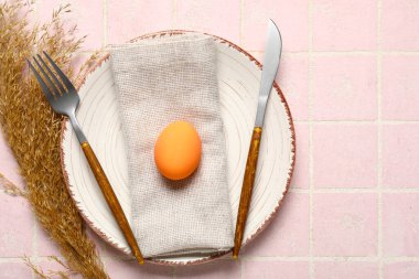 Paskalya için çok güzel bir masa. Arkaplanda yumurta ve kuru sazlıklar var.