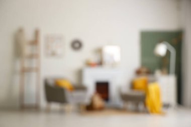 Koltuklar, oturma odasının içinde sonbahar dekorlu şömine. Bulanık görünüm